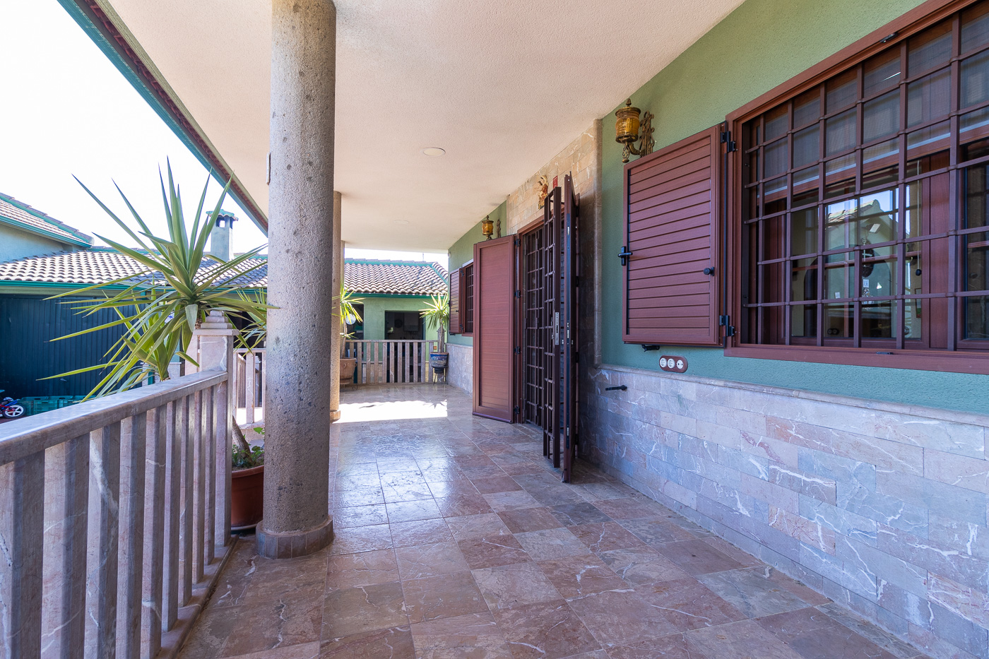 CHALET CON PISCINA, JACUZZI Y PARCELA AJARDINADA EN CEHEGÍN