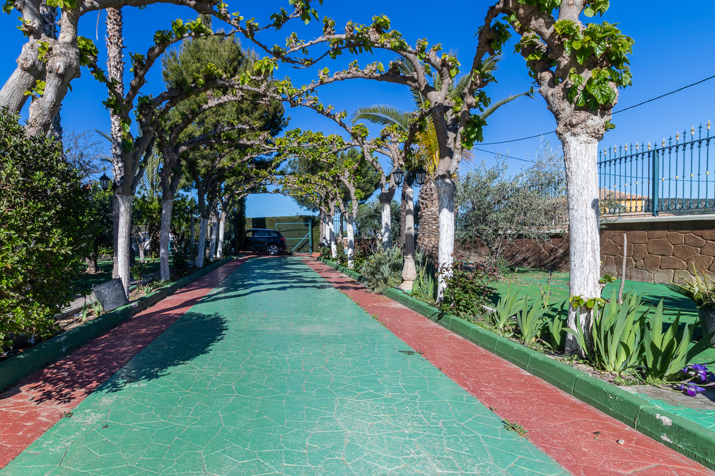 CHALET CON PISCINA, JACUZZI Y PARCELA AJARDINADA EN CEHEGÍN