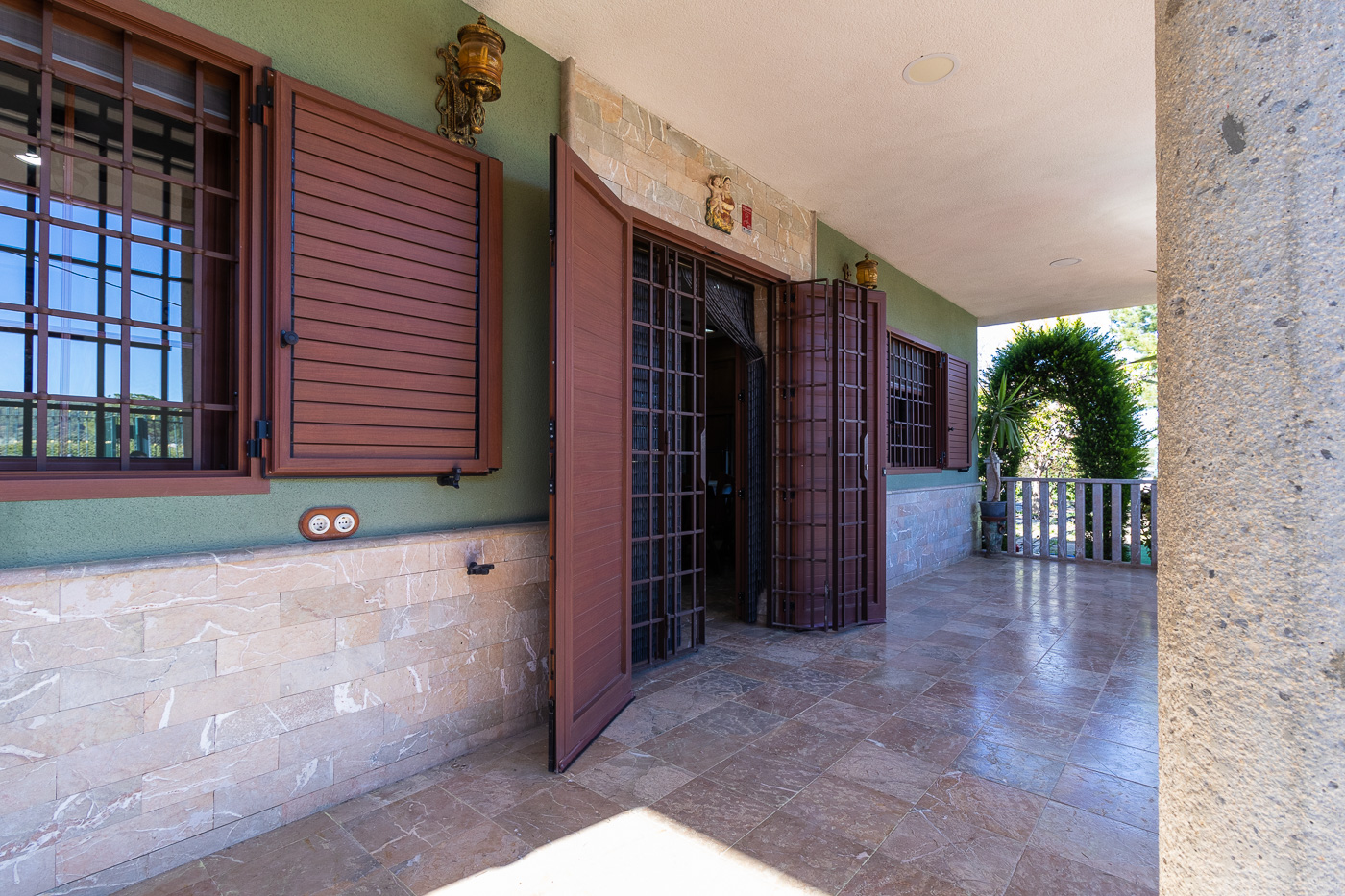 CHALET CON PISCINA, JACUZZI Y PARCELA AJARDINADA EN CEHEGÍN