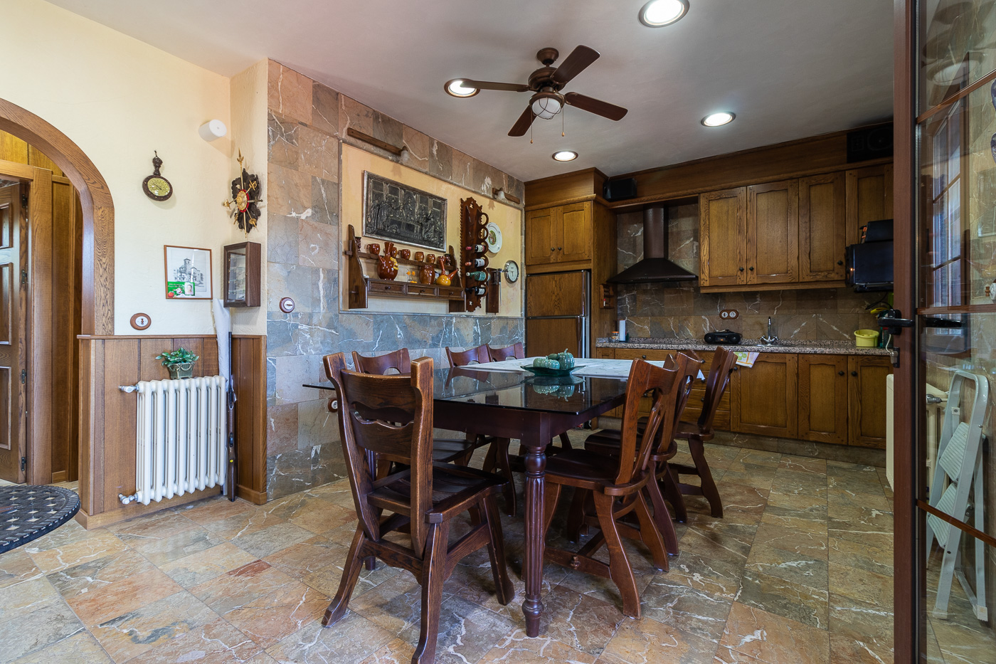 CHALET CON PISCINA, JACUZZI Y PARCELA AJARDINADA EN CEHEGÍN