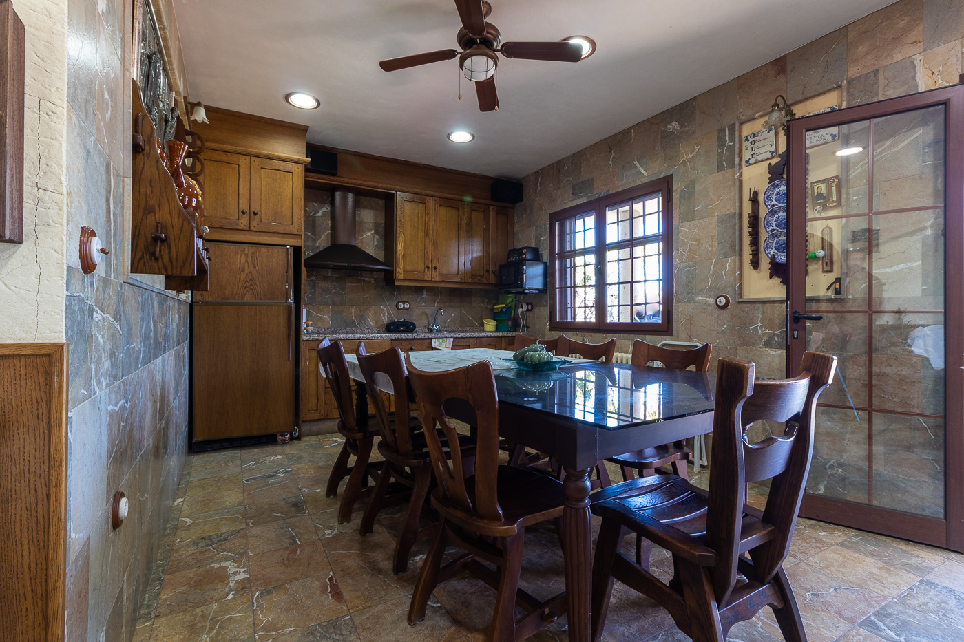 CHALET CON PISCINA, JACUZZI Y PARCELA AJARDINADA EN CEHEGÍN