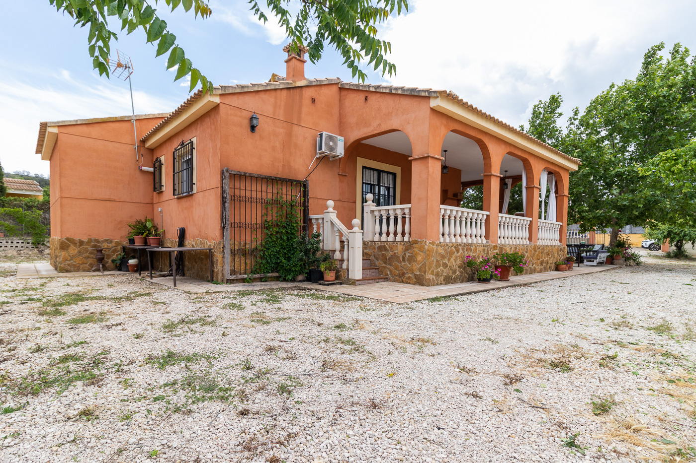 CHALET CON PISCINA Y APARTAMENTO ANEXO EN PLIEGO