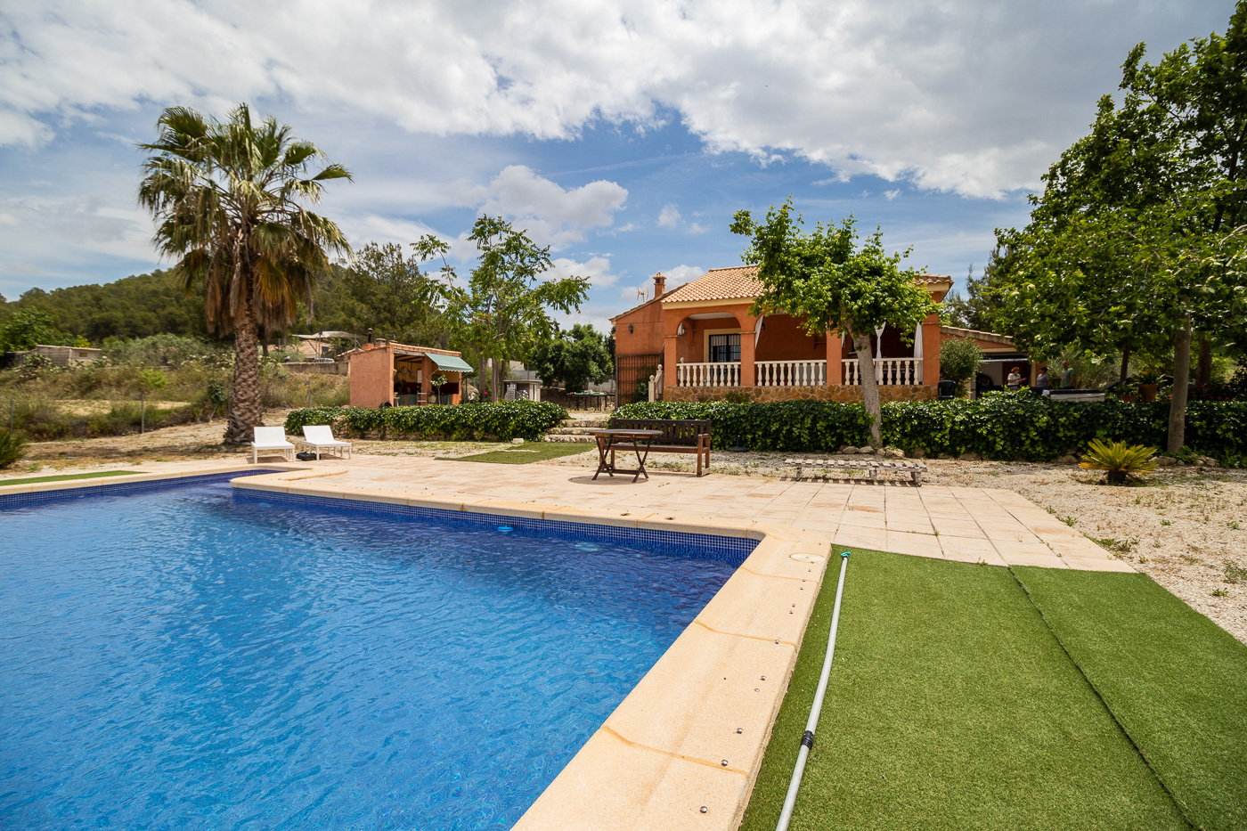 CHALET CON PISCINA Y APARTAMENTO ANEXO EN PLIEGO