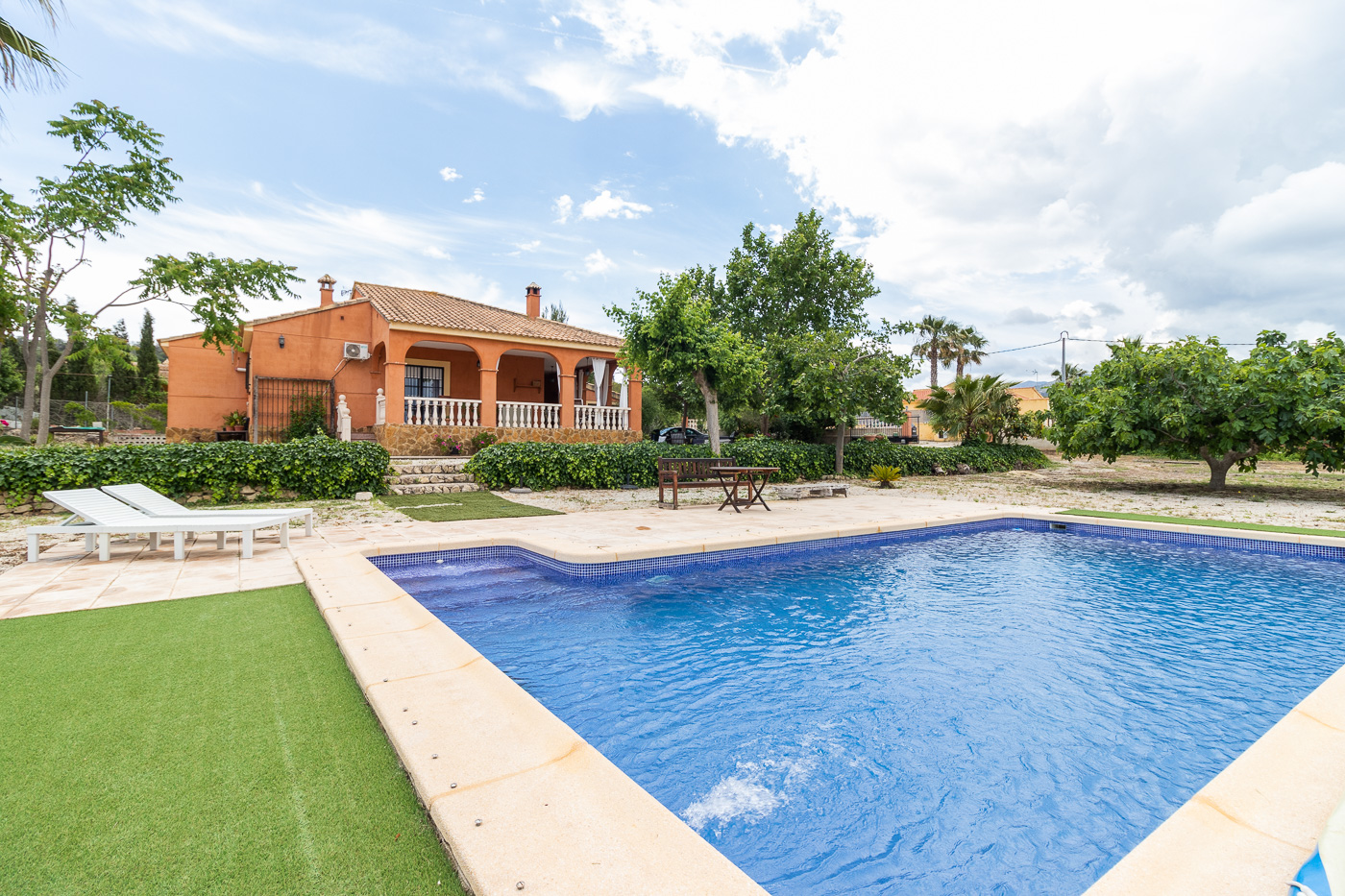 CHALET CON PISCINA Y APARTAMENTO ANEXO EN PLIEGO