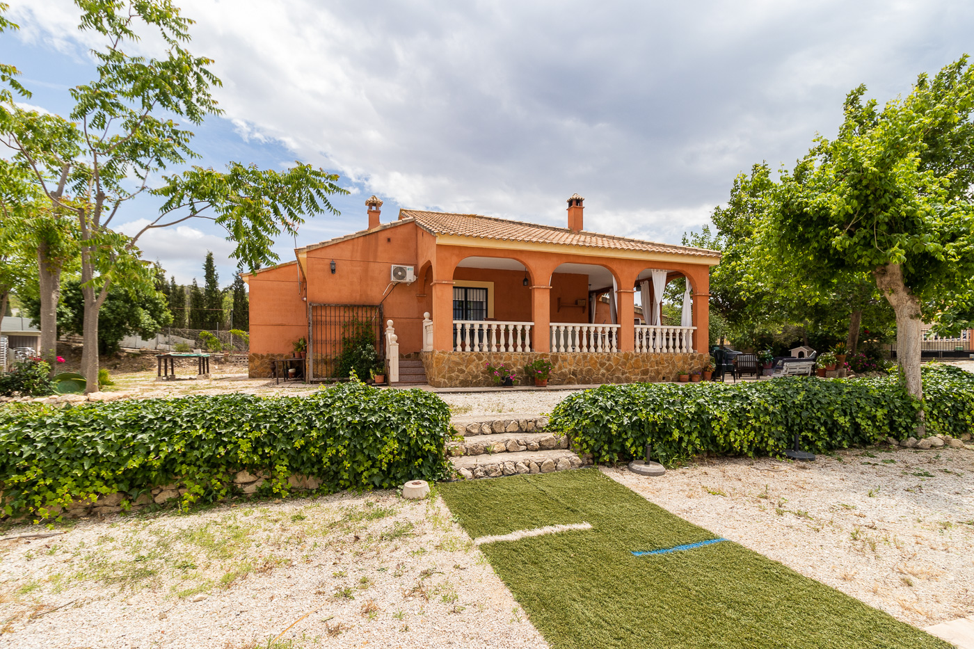 CHALET CON PISCINA Y APARTAMENTO ANEXO EN PLIEGO
