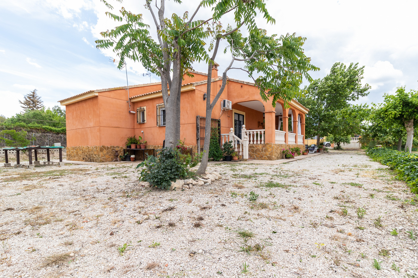 CHALET CON PISCINA Y APARTAMENTO ANEXO EN PLIEGO