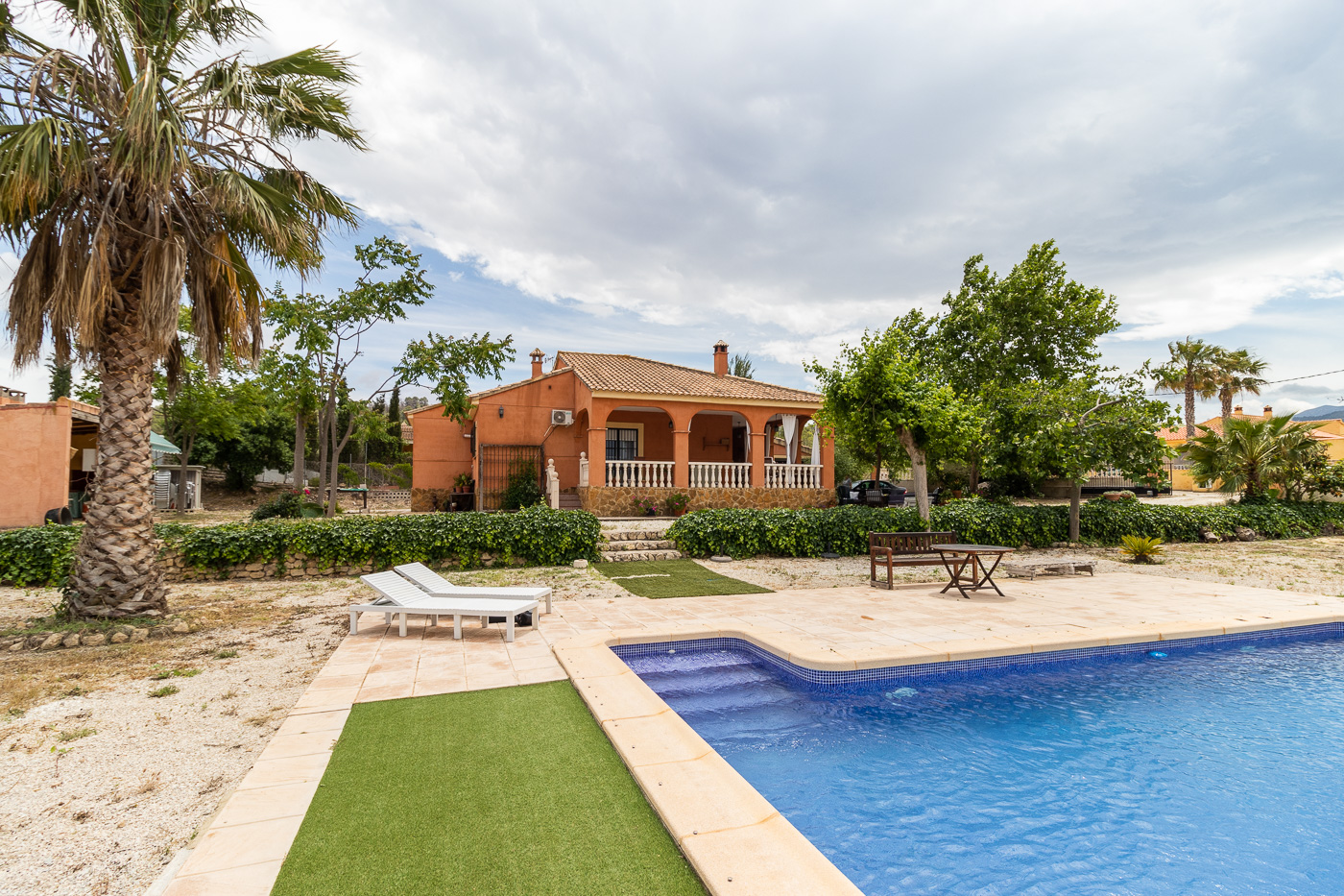 CHALET CON PISCINA Y APARTAMENTO ANEXO EN PLIEGO