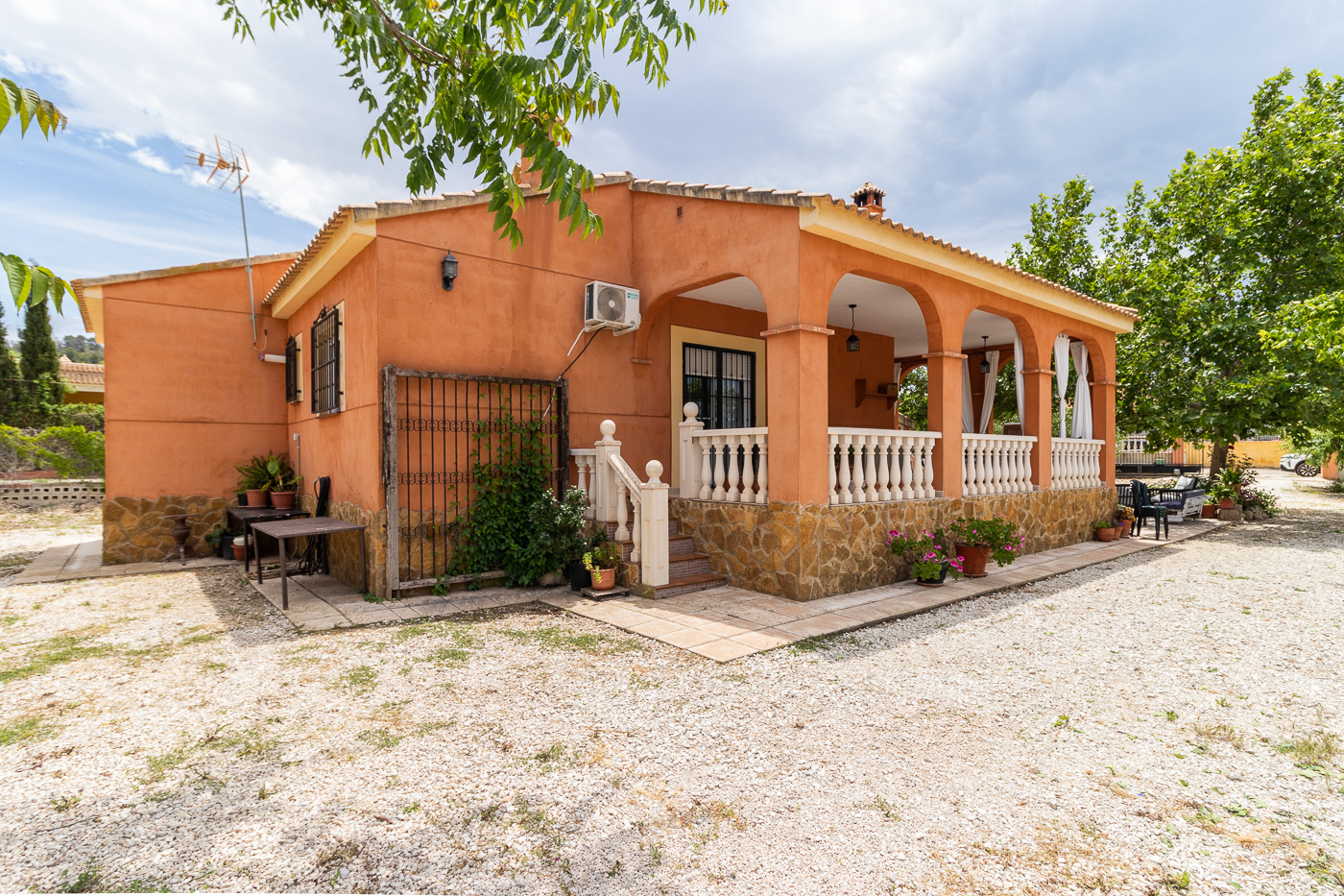 CHALET CON PISCINA Y APARTAMENTO ANEXO EN PLIEGO