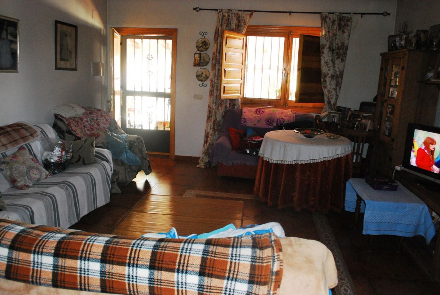 Oportunidad Única: Vivienda con Encanto y Gran Potencial Comercial
