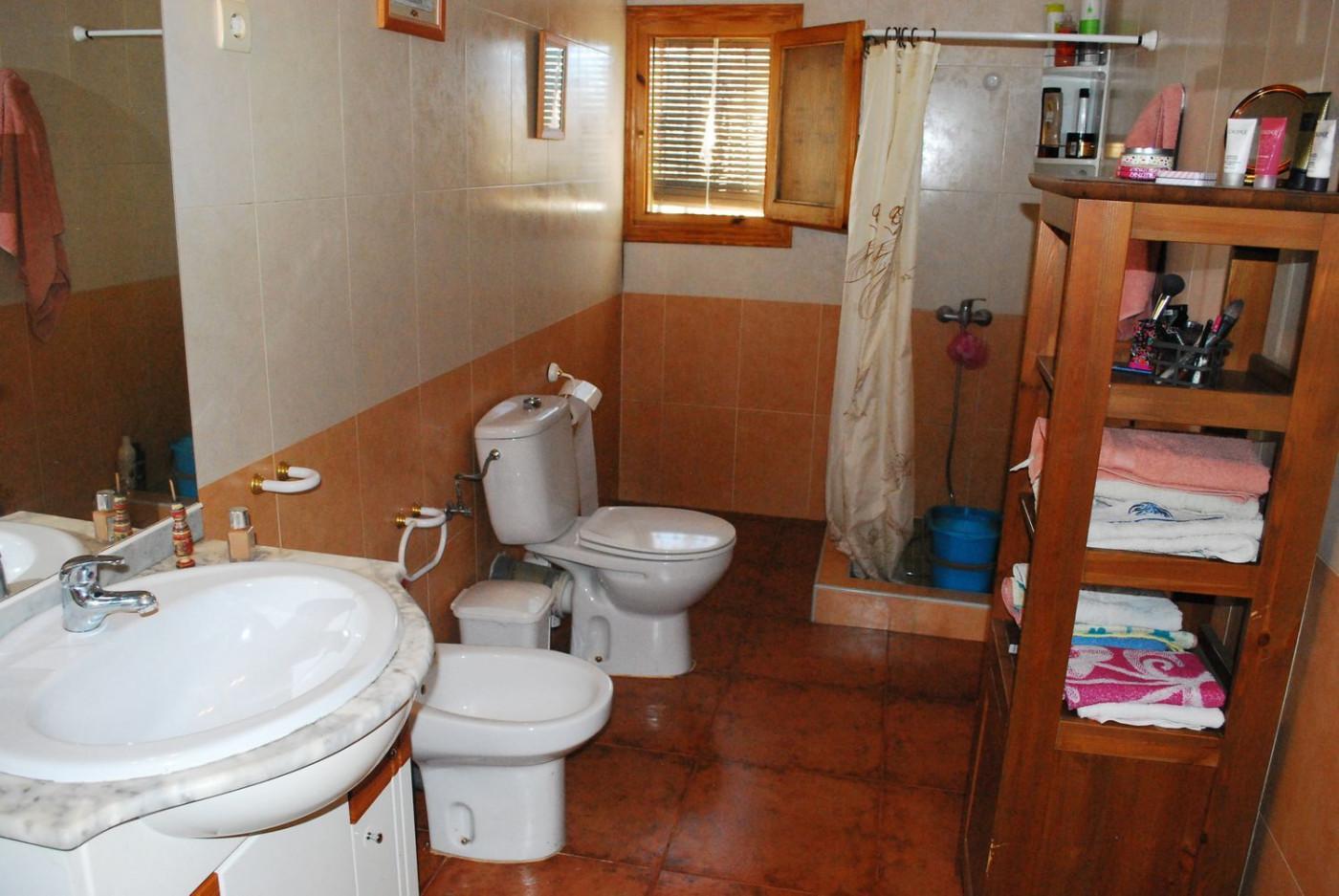 Oportunidad Única: Vivienda con Encanto y Gran Potencial Comercial