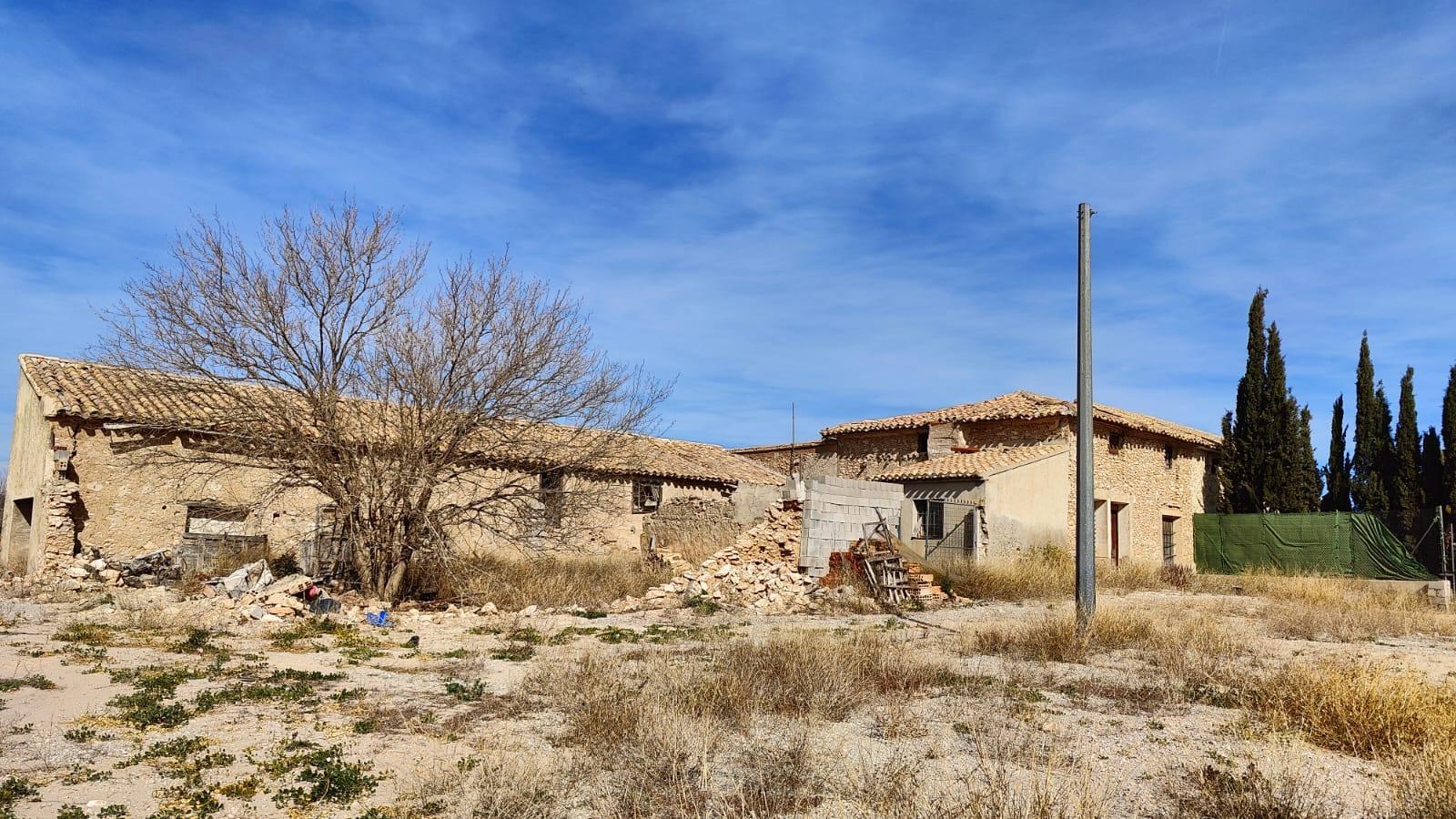 Finca rústica de secano con cortijo para reformar
