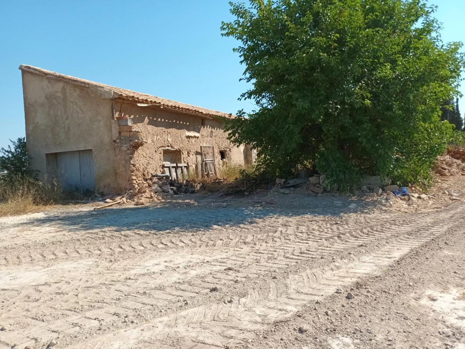 Finca rústica de secano con cortijo para reformar