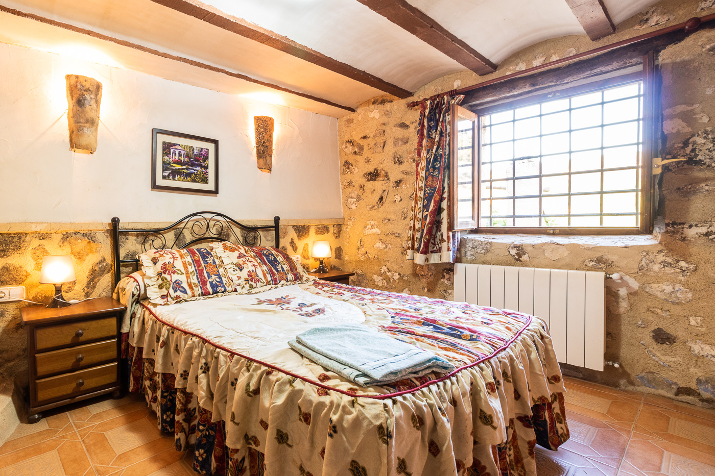 Casa de piedra en caserío