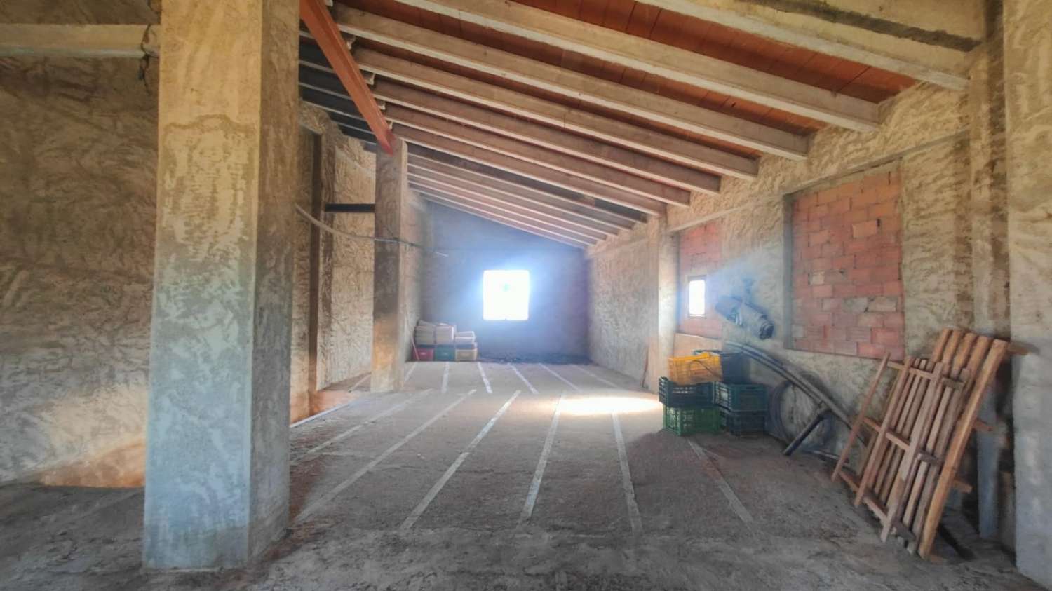 Casa por Terminar con Parcela de 893 m² en Pliego – Proyecto con Potencial Rural