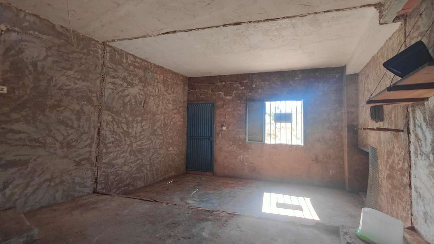 Casa por Terminar con Parcela de 893 m² en Pliego – Proyecto con Potencial Rural