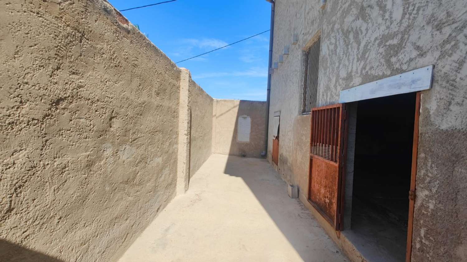 Casa por Terminar con Parcela de 893 m² en Pliego – Proyecto con Potencial Rural