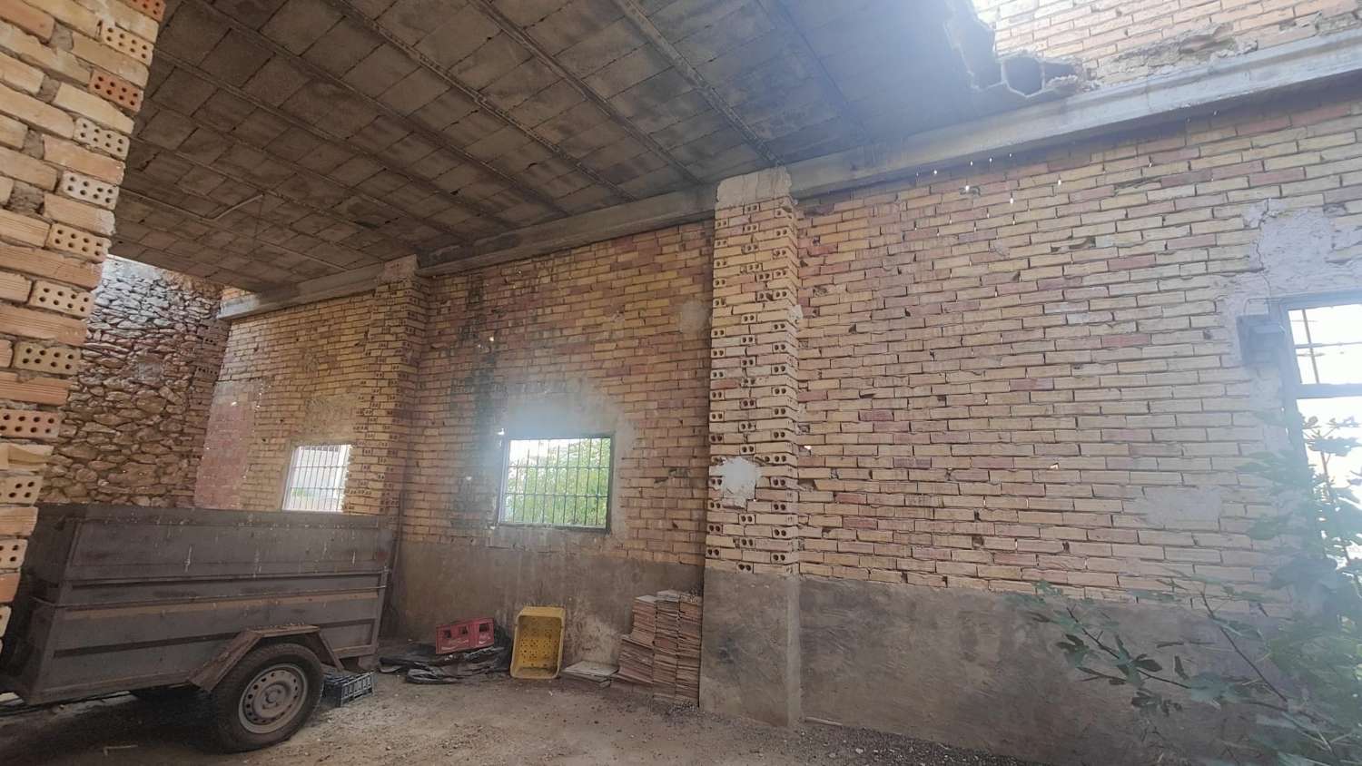 Almacén de 132 m² en Pliego con Patio de 65 m² – Posibilidad de Convertir en Vivienda