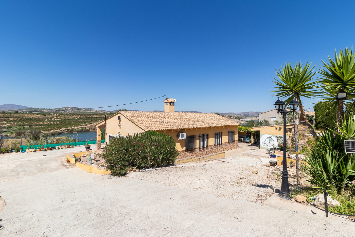 Chalet en el campo de Pliego con piscina y vistas al pantano