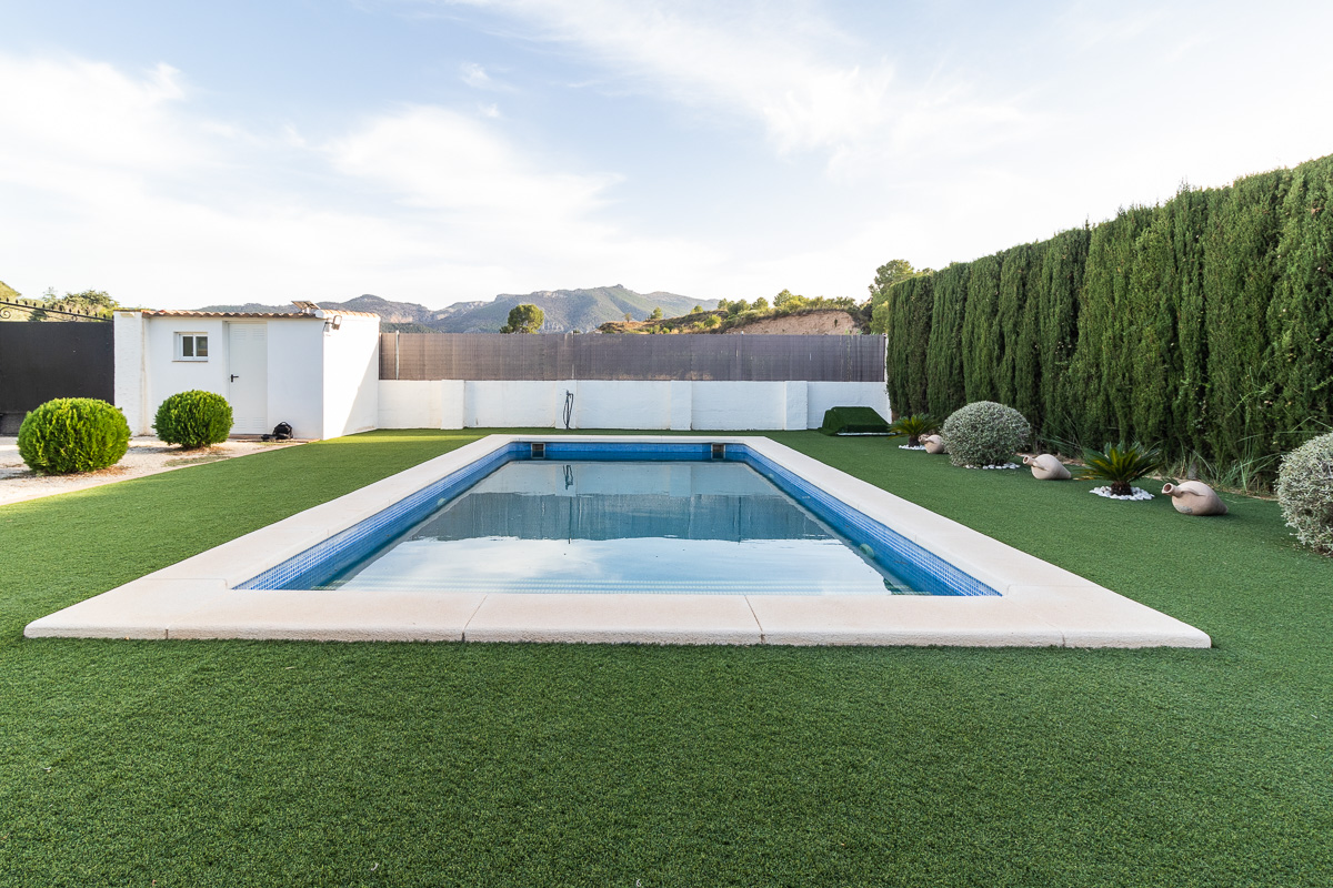 Chalet con parcela independiente y piscina en Pliego (Murcia)