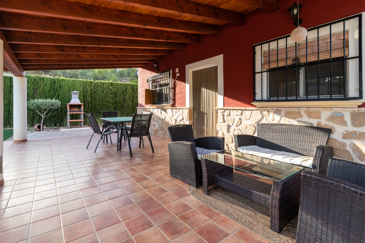 Chalet con parcela independiente y piscina en Pliego (Murcia)