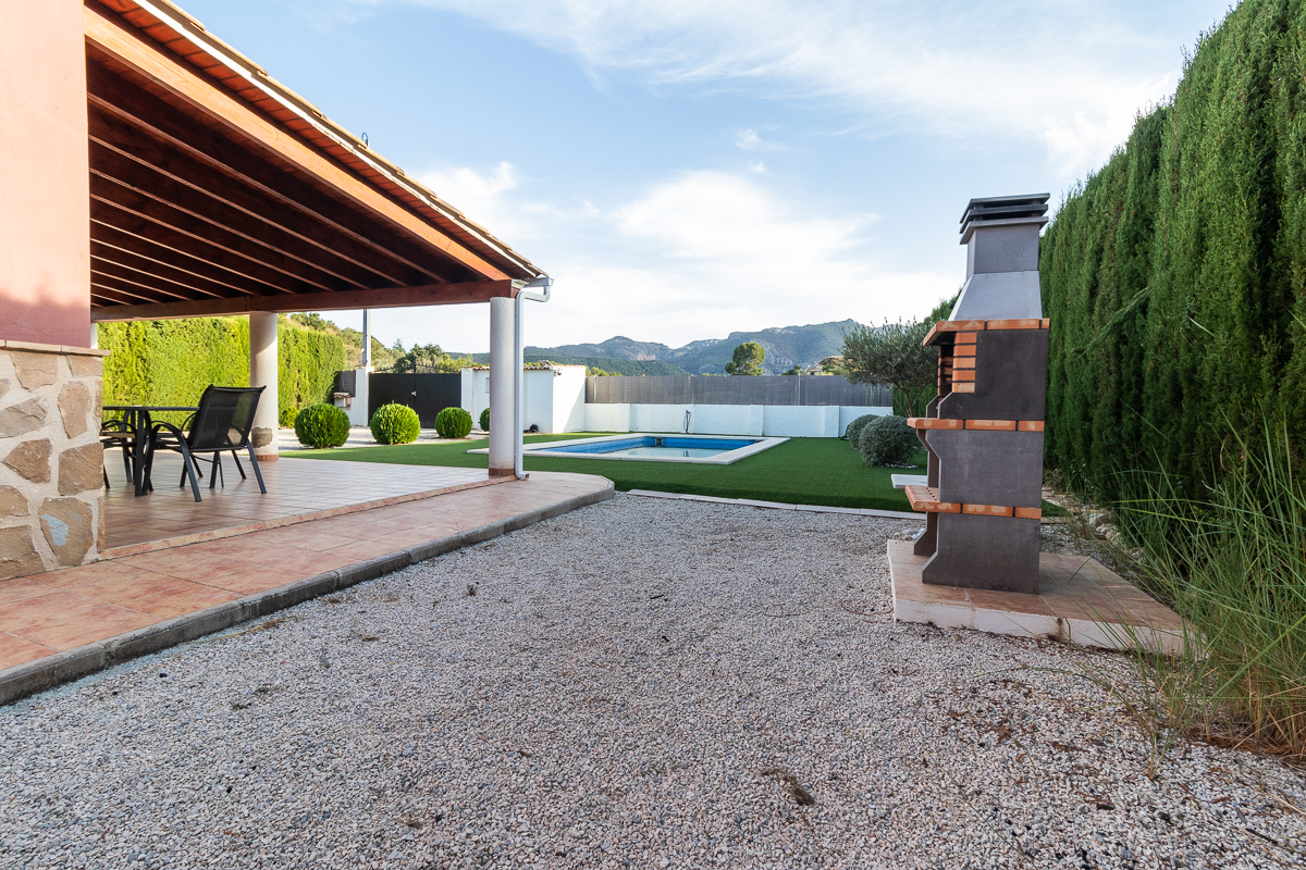Chalet con parcela independiente y piscina en Pliego (Murcia)