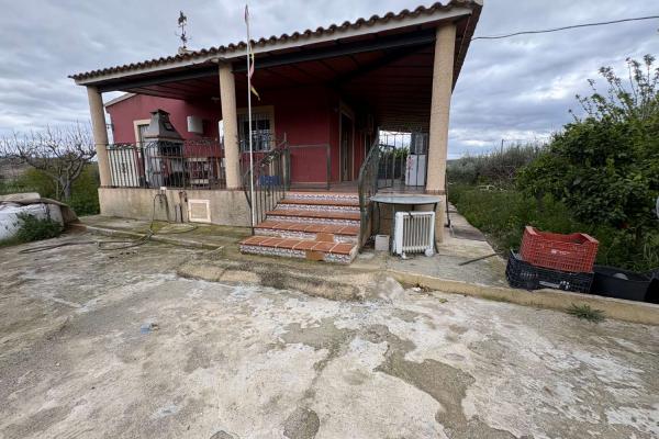 Chalet de 163 m² con parcela de 5.296 m² y cítricos en  ...