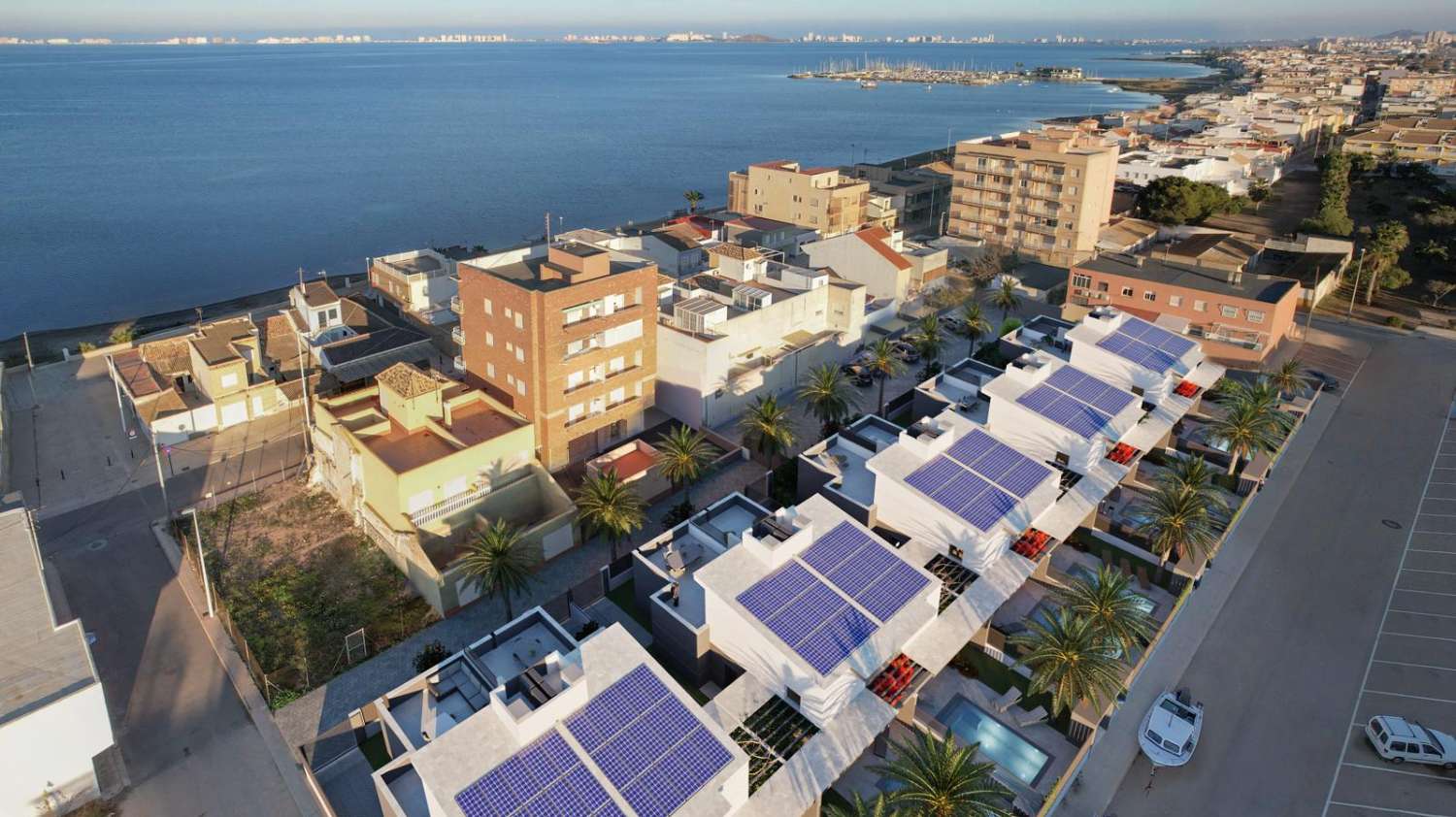 Villas de obra nueva con piscina privada y solárium junto al Mar Menor en Los Nietos