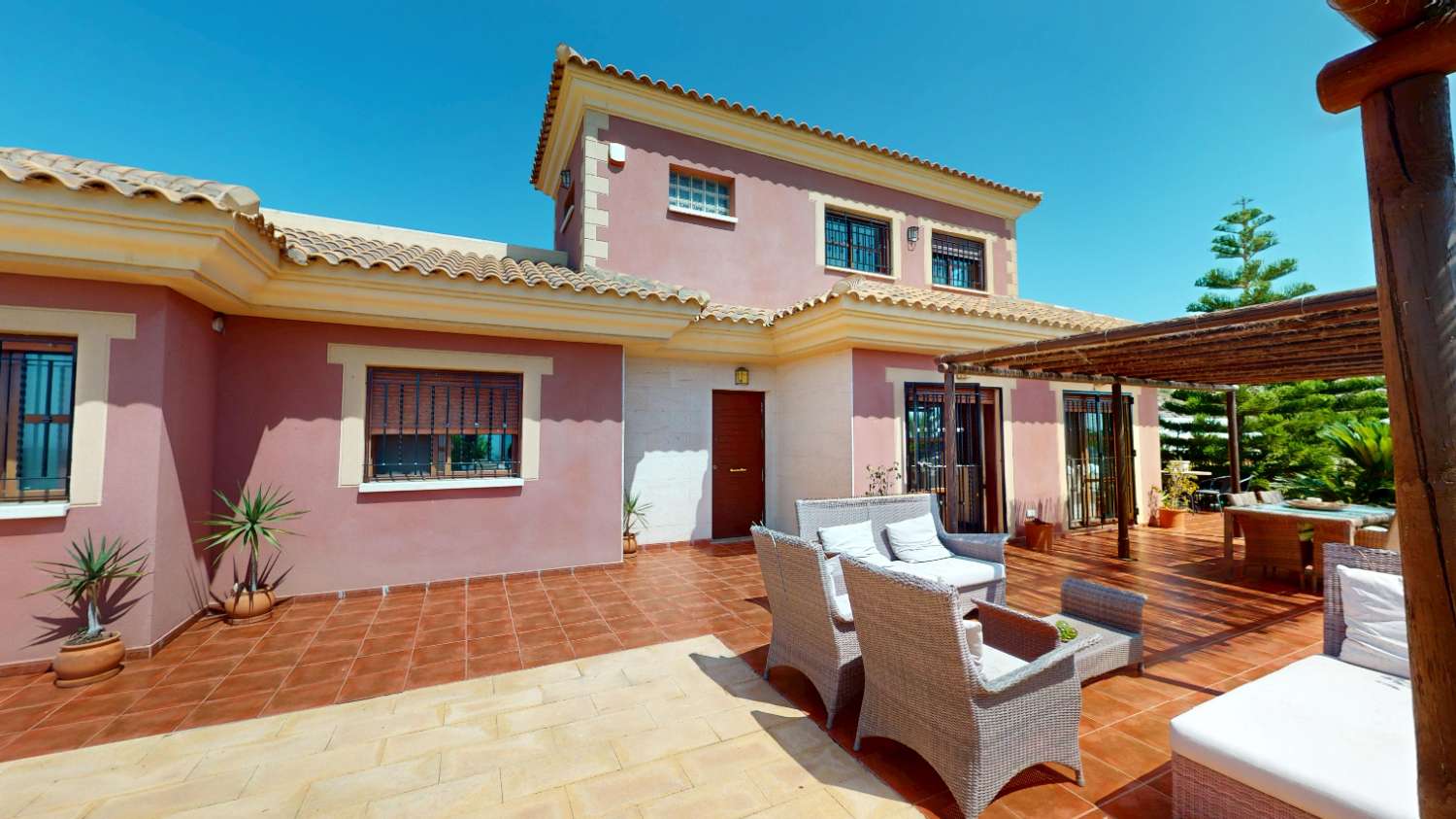 Chalet independiente con gran parcela y vistas al mar en Águilas