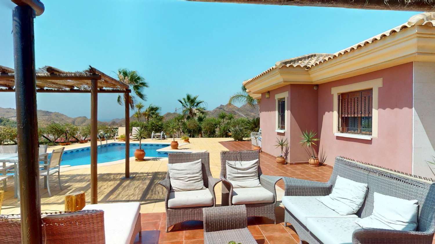Chalet independiente con gran parcela y vistas al mar en Águilas
