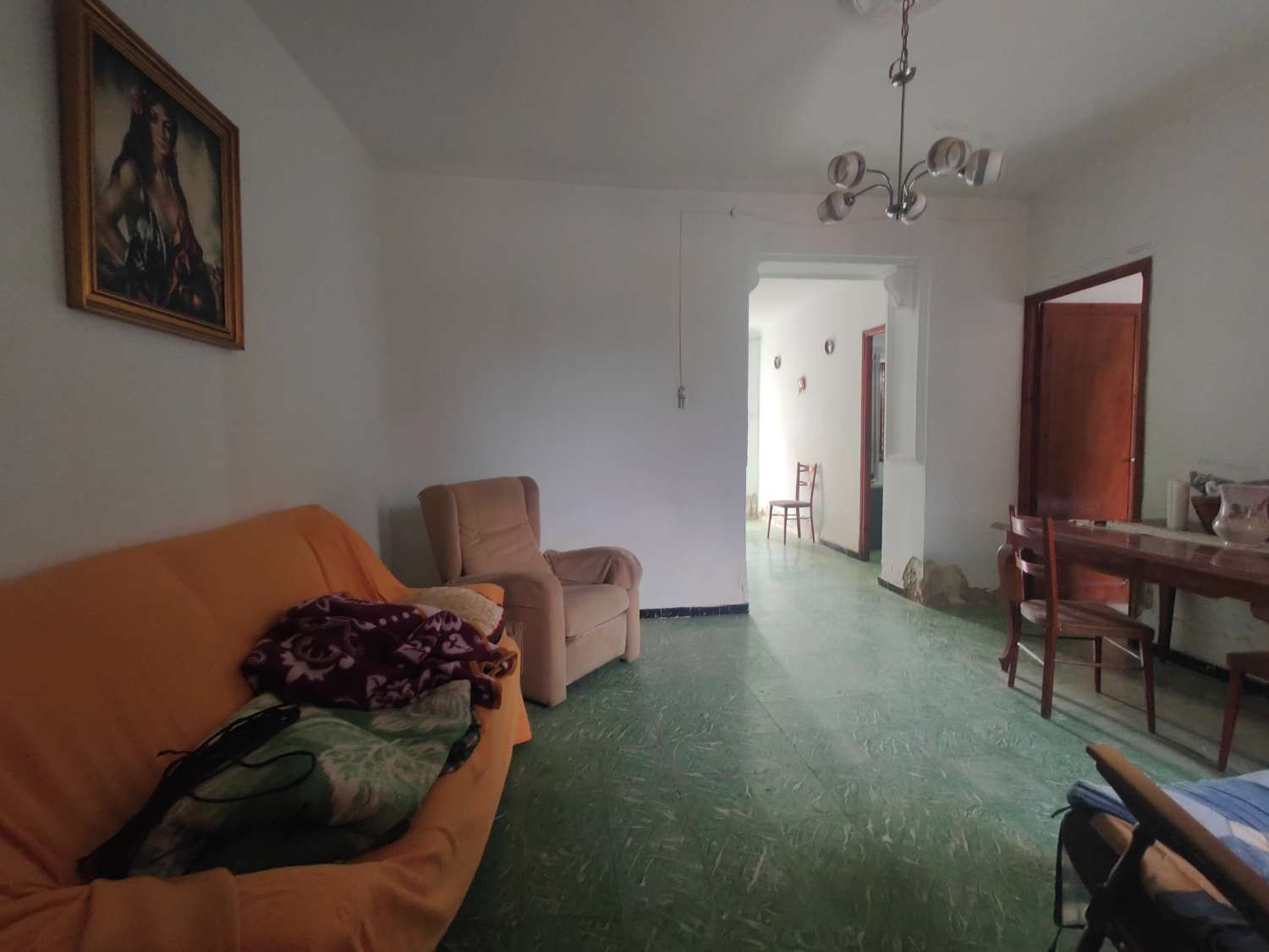 Casa de pueblo con patio para reformar en zona tranquila de Pliego