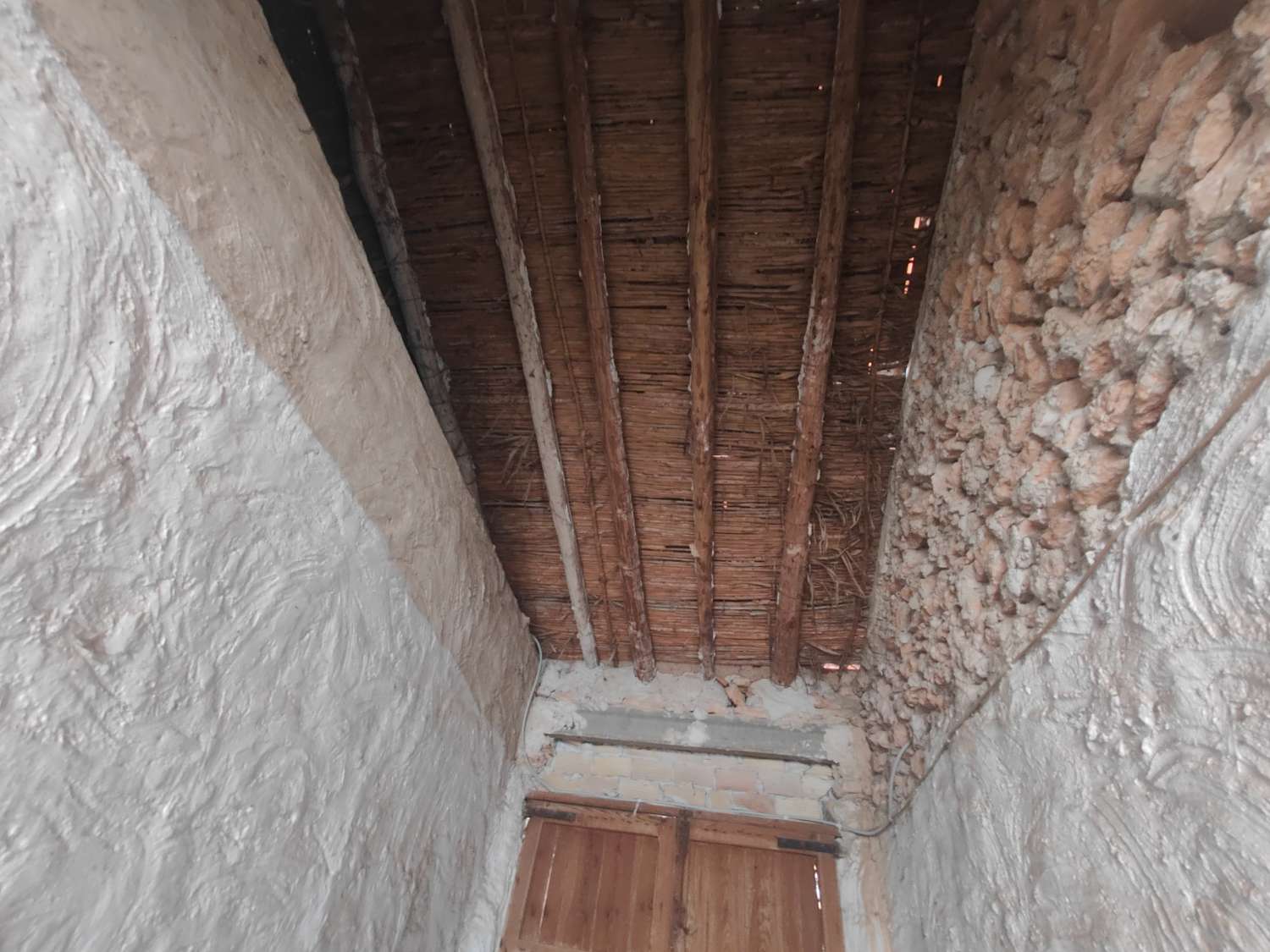 Casa de pueblo con patio para reformar en zona tranquila de Pliego