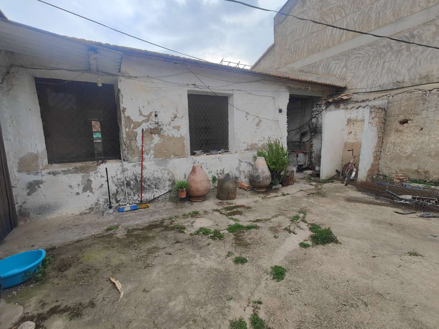 Casa de pueblo con patio para reformar en zona tranquila de Pliego
