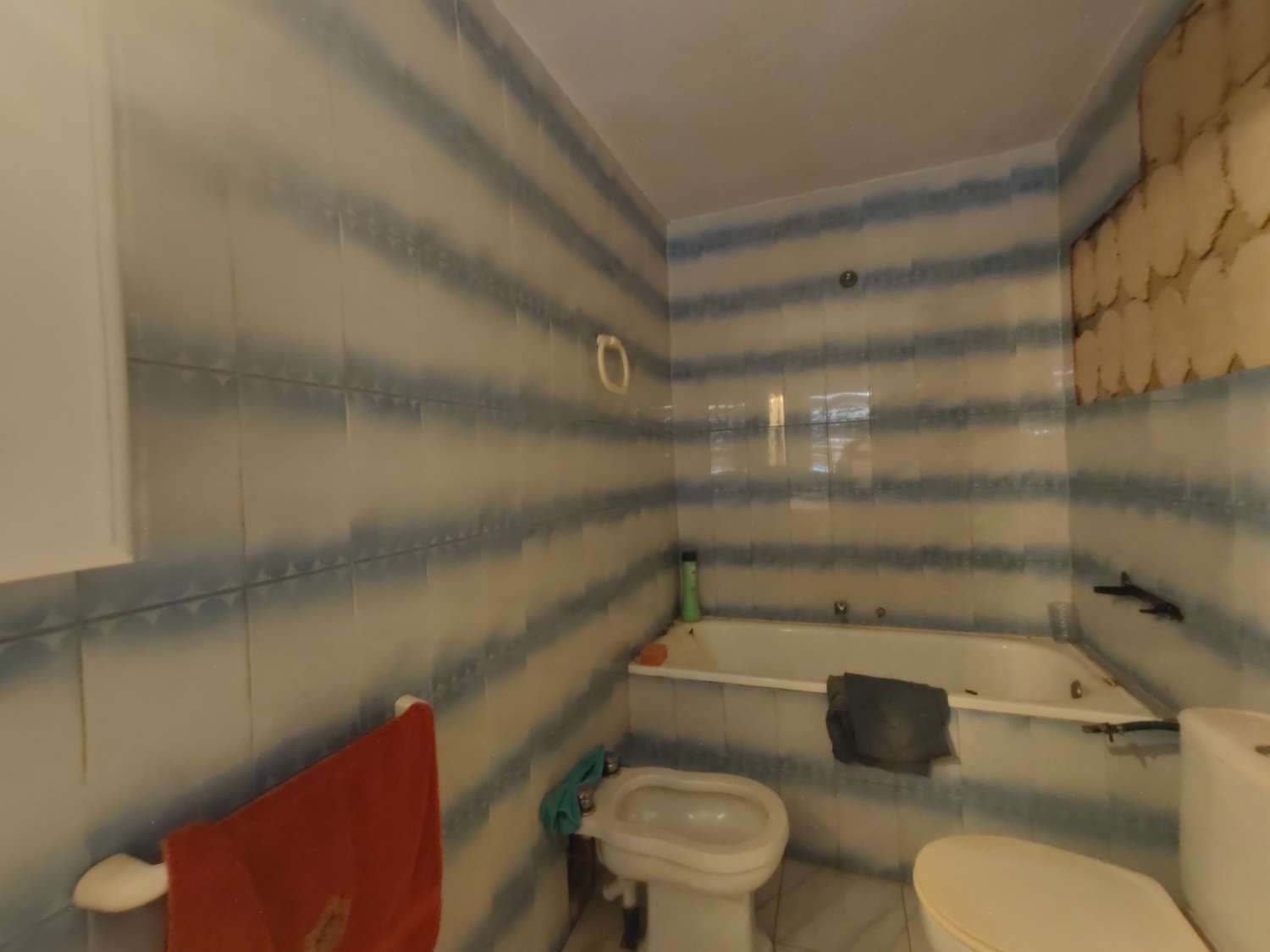 Casa de pueblo con patio para reformar en zona tranquila de Pliego