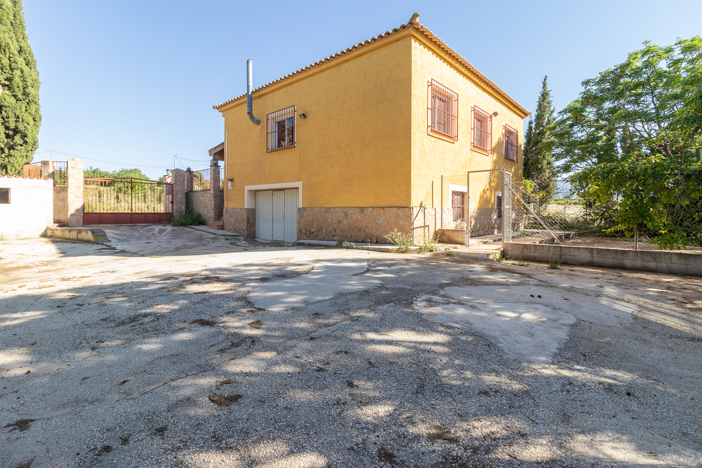 CHALET CON GARAJE Y PARCELA A 5 MINUTOS DE PLIEGO