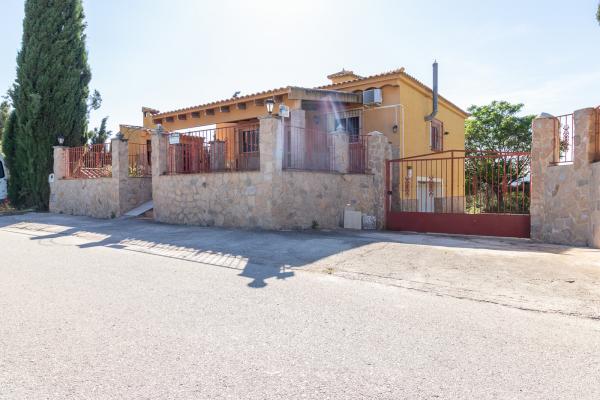 CHALET CON GARAJE Y PARCELA A 5 MINUTOS DE PLI...